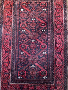 lot 225 image: Beautiful Vintage Rug