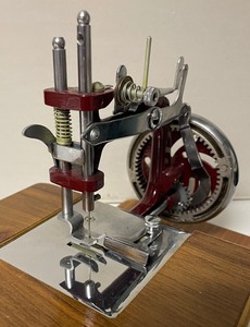 lot 248 image: Vintage Childrens Essex Miniature Sewing Machine with Case and Manual