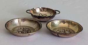 lot 82 image: Antique Sterling Salt Dips