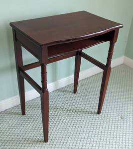 lot 93 image: Petite Mahogany Accent Table