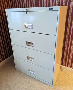 lot 152 image: Large Metal Filing Cabinet