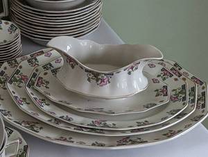 lot 173 image: Johnson Brothers Pink Morning Glory Dish Set