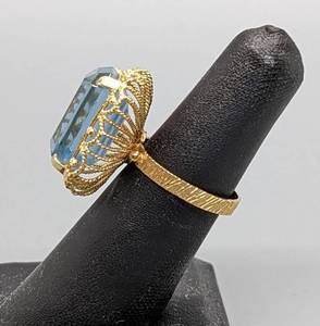 lot 183 image: Vintage 18k Gold Aquamarine Ring