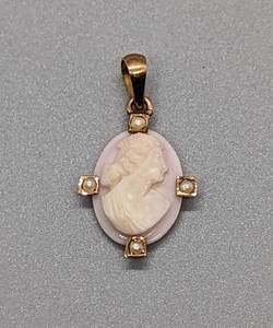 lot 186 image: Small 10k Gold Cameo Pendant