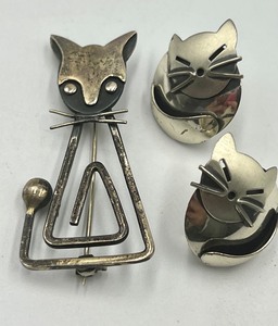 lot 266 image: Sterling Cat Pin and Sterling Cat Earrings