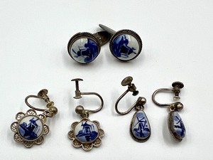 lot 256 image: Vintage Blue Delft Jewelry Items