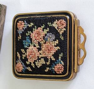 lot 196 image: Assorted Vintage Compacts