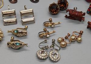 lot 192 image: Assorted Vintage Clip On Earrings
