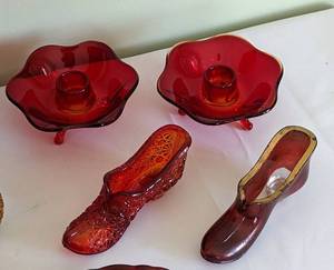 lot 366 image: Assorted Vintage CranberryAmber Glass