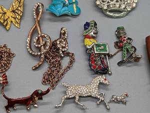 lot 195 image: Assorted Vintage Brooches