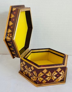 lot 392 image: Vintage Inlaid Wood Wall Decor and Trinket Boxes