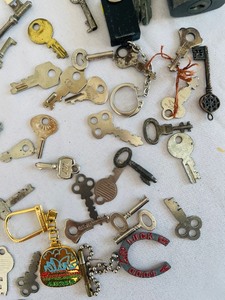 lot 407 image: Keys, Locks and Keychains