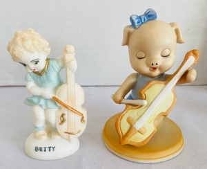 lot 415 image: Grouping of Vintage Figurines Playing Stringed Instruments