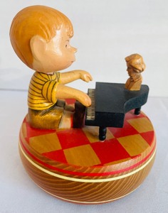 lot 418 image: Reuge Swiss Musical Movement Figurine