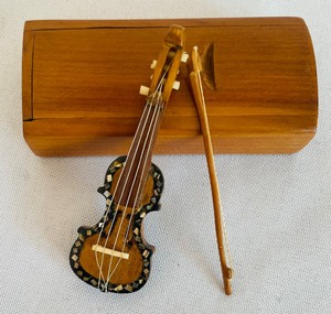 lot 413 image: Trio of Stringed Instrument Figurines