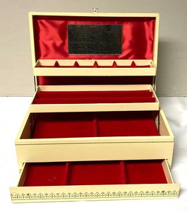 lot 309 image: Vintage Jewelry Box