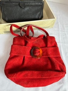 lot 440 image: Vintage Art Deco Style Dresser Box, Two Vintage Handbags and an Embroidered Pill Box Style Hat