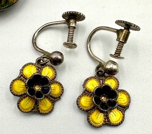 lot 45 image: Costume Jewelry Pieces including a Vintage Cameo Brooch