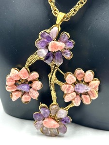 lot 44 image: Lovely Natural Stone Pendant - Brooch by Hobe