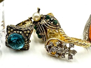 lot 41 image: Fun Costume Jewelry Rings