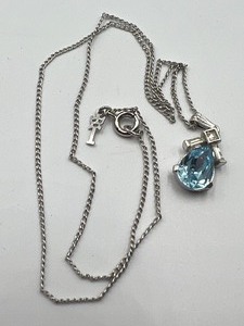 lot 455 image: Sparkling Jewelry Items