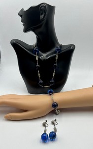 lot 453 image: Charming Three Piece Vintage Chinese Glass Beaded Jewelry Set