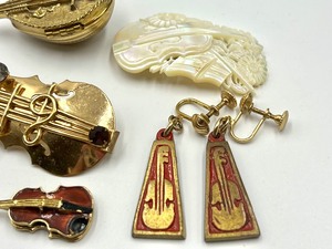lot 446 image: Fun Musical Themed Jewelry Items