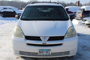 lot 21 image: 2004 Toyota Sienna LE