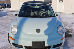 lot 18 image: 2006 Volkswagen New Beetle 2.5