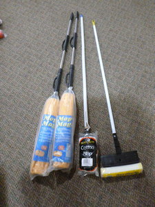 4 Mops