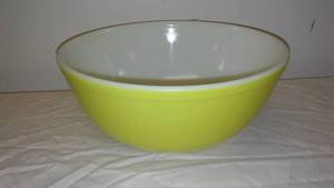lot 51 image: Yellow Pyrex Bowl