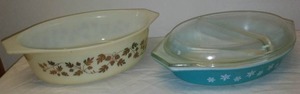 lot 52 image: (2) Pyrex Casseroles,