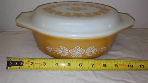 lot 124 image: Pyrex 1.5 Qt Covered Casserole Dish