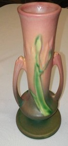 lot 138 image: Roseville Pottery Iris Bud Vase.