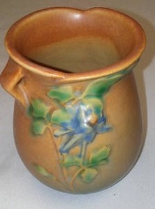 lot 143 image: Roseville Vintage Pottery Columbine Vase.