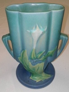 lot 146 image: Roseville Pottery Art Deco Thornapple pillow vase
