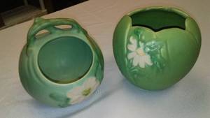 lot 150 image: Vintage Weller Pottery White Daisy Bouquet Vase