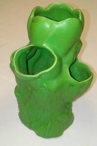 lot 156 image: Pre  WWII Vintage Niloak Pottery Crocus Tulip Vase 5 Hole Vase. 7 x 4 in. 1932 to 1936, hand incised Hywood marks were used.