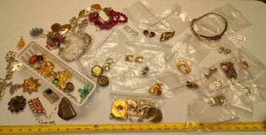 lot 170 image: Assorted Vintage Jewelry
