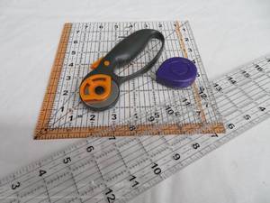 2 FISKARS MEASURING TEMPLATES  FISKARS CUTTER