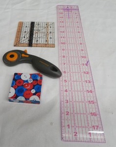 2 FISKARS MEASURING TEMPLATES  FISKARS CUTTER