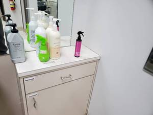 Contents Of Five Salon Stations with Floor Mats