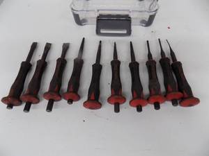 lot 16 image: Mac Punch & Chisels  10 count  with storage box