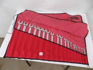 lot 29 image: Mac 18 pc, SA, 12PT Combination Wrench Set 14- 1 14 Looks unused