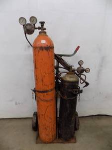 lot 35 image: Acetylene Welding Kit- Regulators, Hoses, Cutting End, Tanks, Cart