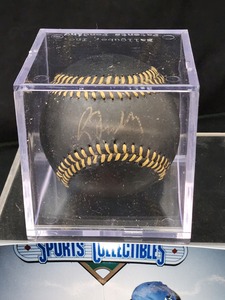 lot 121 image: Greg Maddux Autographed Baseball with COA