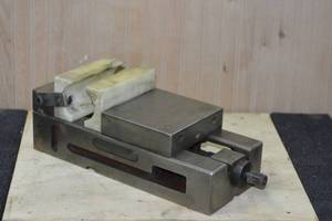 lot 218 image: 6 MACHINE VISE