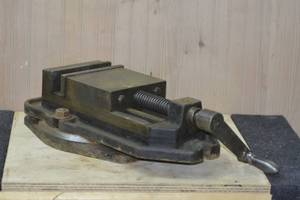lot 217 image: 6 MACHINE VISE WITH SWIVEL BASE