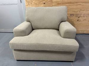 lot 7 image: Living RoomFamily Room Chair