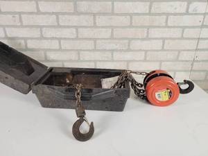 lot 517 image: 1-Ton Manual Chain Hoist w Case - Model 01071